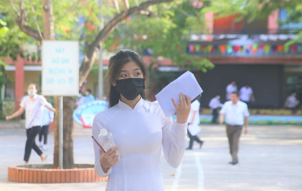 Thí sinh rời phòng thi sau khi kết thúc bài thi môn Toán. Ảnh: TÂM AN