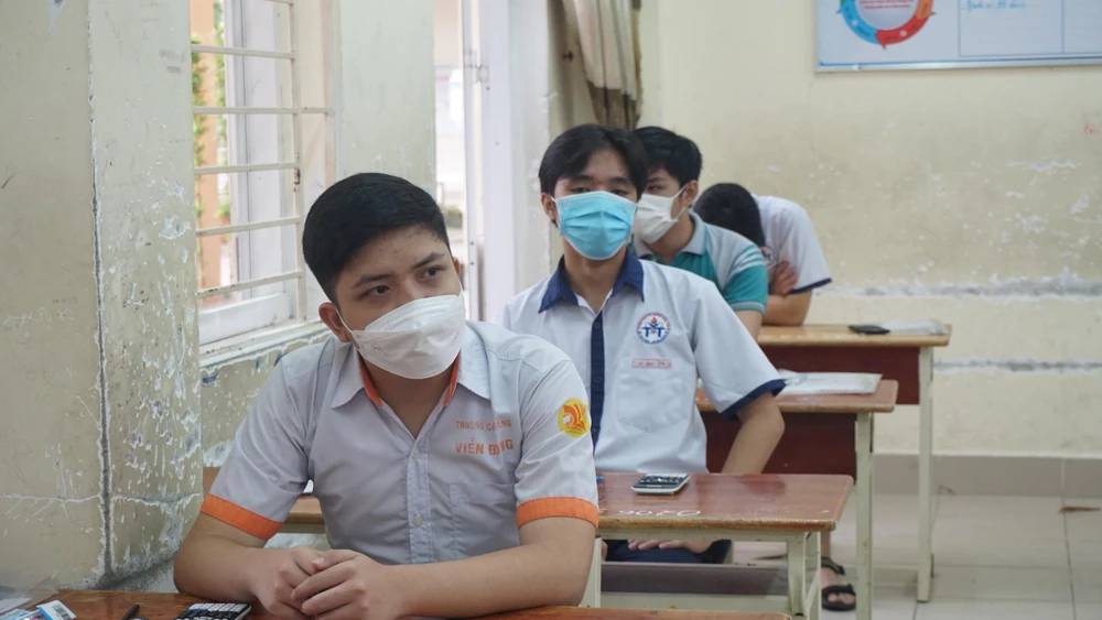 Thí sinh hy vọng đề thi các môn tổ hợp sáng nay sẽ không quá khó. Ảnh: NGUYỄN QUYÊN