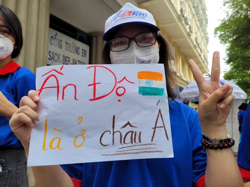 Những câu slogan cực dễ thương của đội hình tiếp sức mùa thi tại điểm thi trường THPT chuyên Trần Đại Nghĩa. Ảnh: TRÍ NHIÊN Những câu slogan cực dễ thương của đội hình tiếp sức mùa thi tại điểm thi trường THPT chuyên Trần Đại Nghĩa. Ảnh: TRÍ NHIÊN