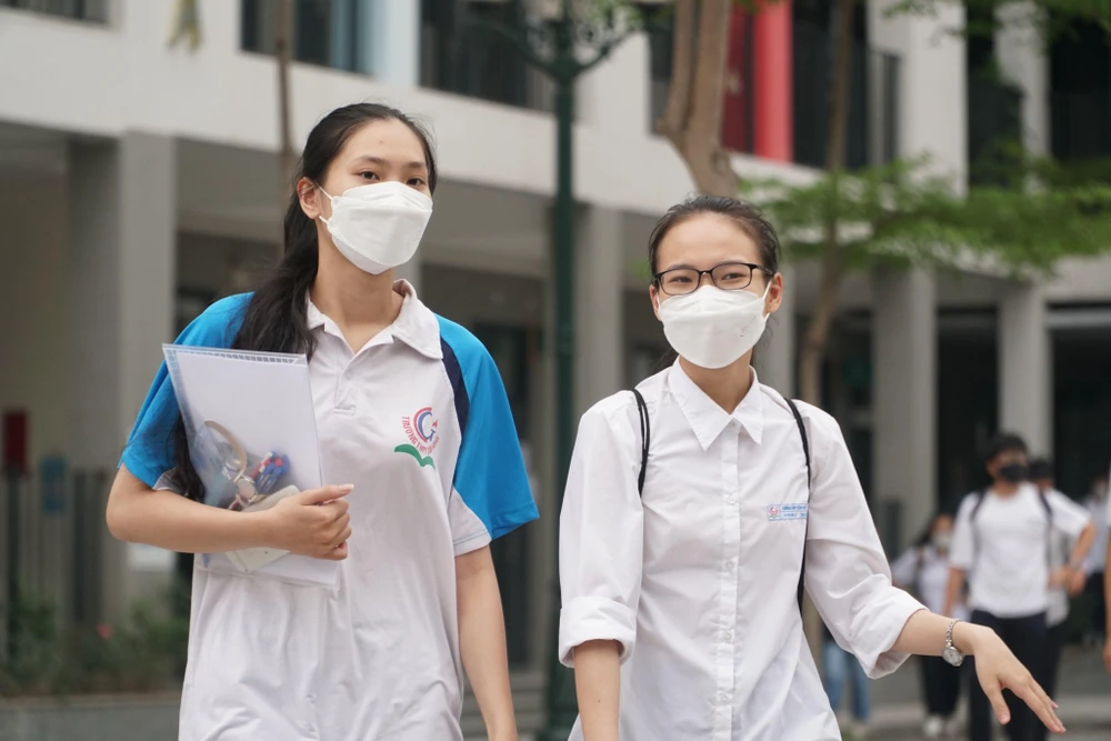 Thí sinh trao đổi bài sau giờ thi. Ảnh: PHI HÙNG