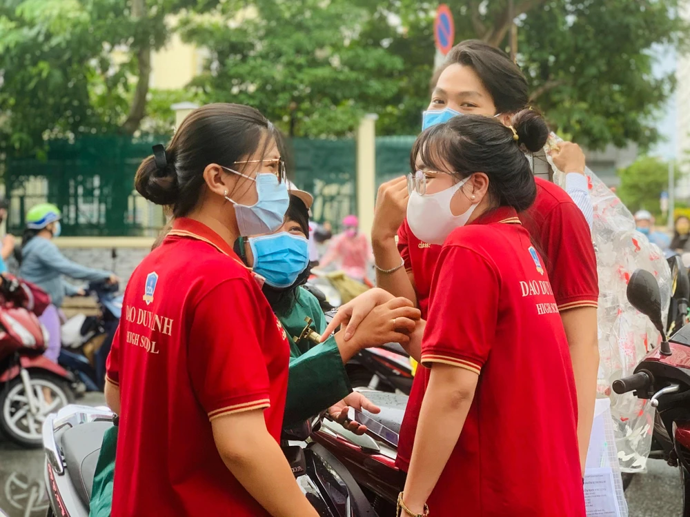 Thí sinh trao đổi bài sau giờ thi. Ảnh: THẢO PHƯƠNG