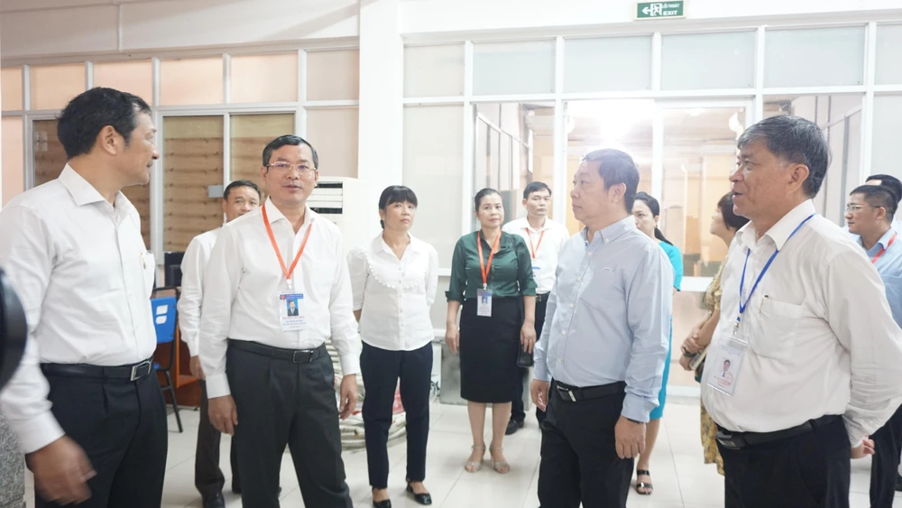 Thứ trưởng Bộ GD&amp;ĐT Nguyễn Văn Phúc (thứ 3 từ phải sang) kiểm tra Hội đồng chấm thi tại TP.HCM vào sáng 4-7. Ảnh: NGUYỄN QUYÊN