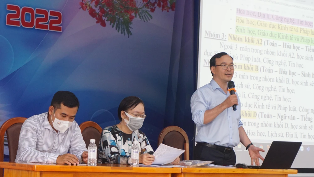 Ban giám hiệu trường THPT Bùi Thị Xuân tổ chức tư vấn cho phụ huynh học sinh.