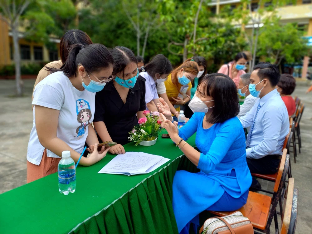 Phụ huynh lắng nghe ban giám hiệu nhà trường trao đổi về tổ hợp môn lớp 10. Ảnh: PHẠM ANH