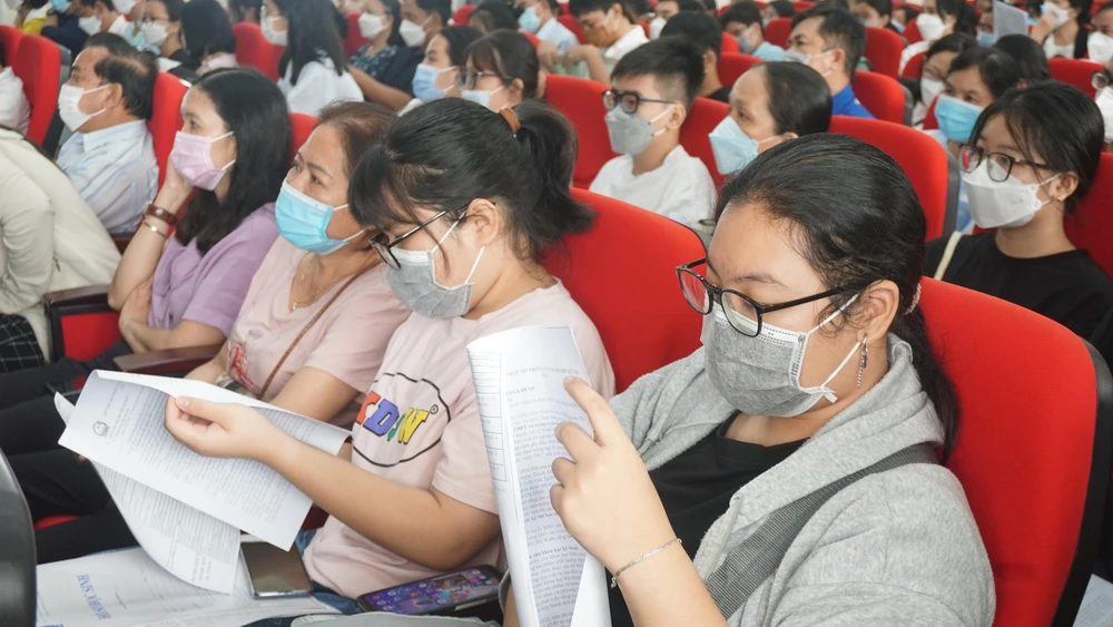 Phụ huynh theo dõi các tổ hợp môn nhà trường đưa ra để chọn lựa cho con mình. Ảnh: NGUYỄN QUYÊN