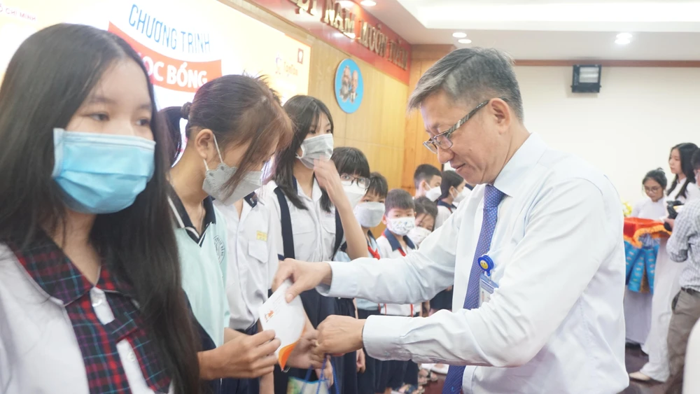 Ông Dương Trí Dũng, Phó Giám đốc Sở GD&amp;ĐT trao tặng học bổng cho các em học sinh. Ảnh: NQ