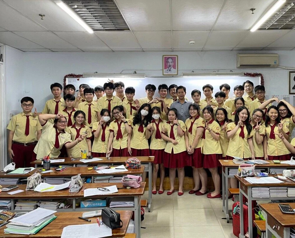 Thầy Ngô Hiếu Nhân chụp hình cùng tập thể lớp 12B2. Ảnh: NTCC