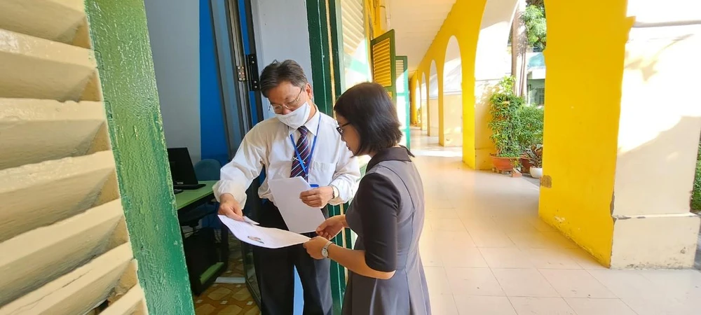 Thí sinh tham dự vòng 1 kỳ tuyển dụng viên chức ngành giáo dục. Ảnh: TĐ