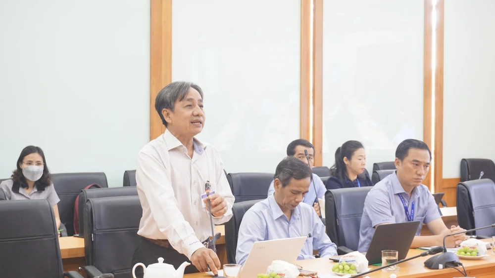 Ông Lê Duy Tân, Trưởng phòng Giáo dục Trung học, Sở GD&amp;ĐT TP.HCM khẳng định nhà trường phối hợp với nhà xuất bản cung ứng SGK đến phụ huynh và học sinh. Ảnh: NQ