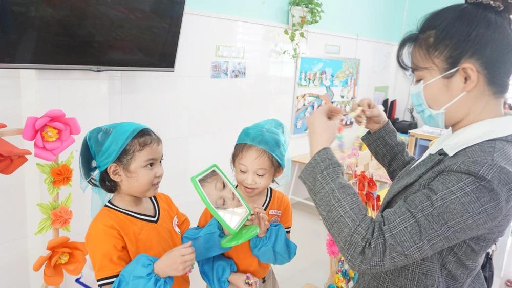 Học sinh trường Mầm non Sóc Nâu tại TP.HCM trong 1 giờ học. Ảnh: NQ