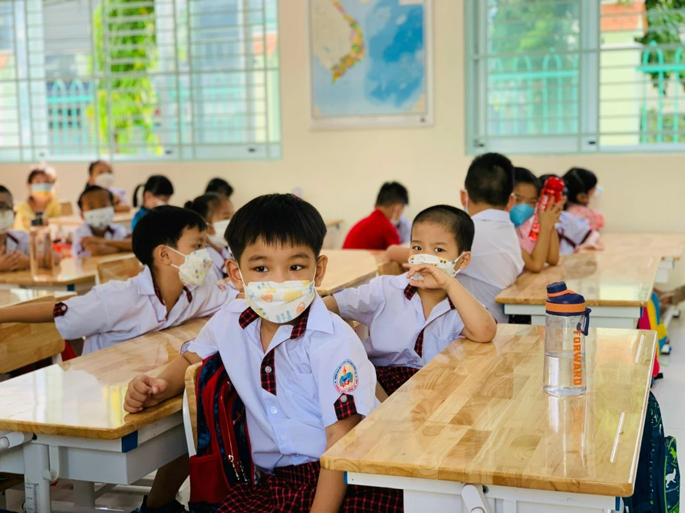 Cô giáo giới thiệu với các bé về nội quy lớp học. Ảnh:TP