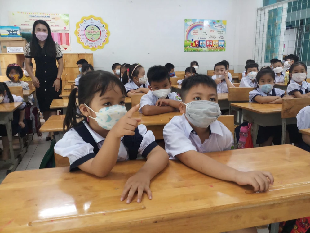 Các bé thích thú khi xem tấm bảng trang trí của lớp. Ảnh: NQ