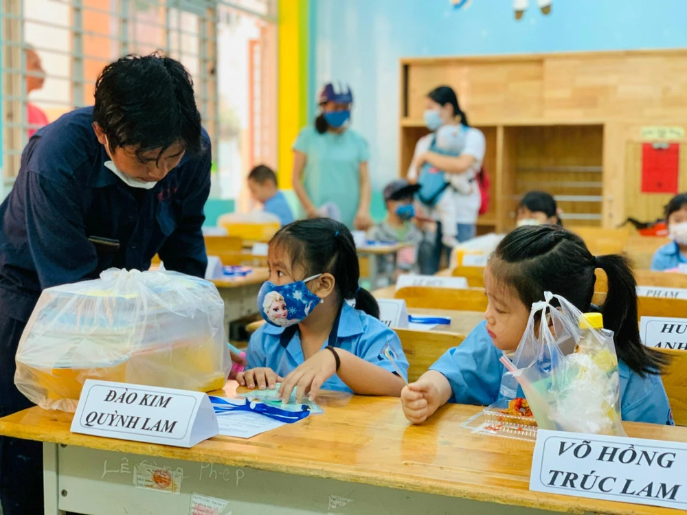 Mỗi học sinh đều có bảng tên để giúp cô giáo dễ dàng nhận biết trong thời gian đầu. Ảnh: TP