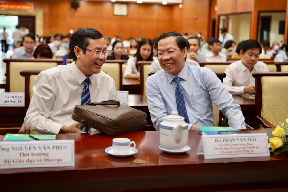 Thứ trưởng Bộ GD&amp;ĐT Nguyễn Văn Phúc (bìa trái) trò chuyện cùng Chủ tịch UBND TP.HCM Phan Văn Mãi tại Hội nghị. Ảnh: NGUYỆT NHI