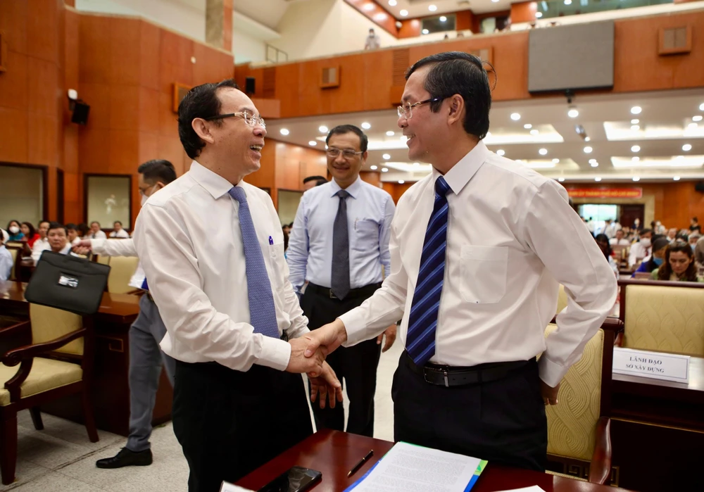 Bí thư Thành uỷ TP.HCM Nguyễn Văn Nên (bìa trái) trò chuyện cùng Thứ trưởng Bộ GD&amp;ĐT Nguyễn Văn Phúc (bìa phải) tại Hội nghị. Ảnh: NGUYỆT NHI