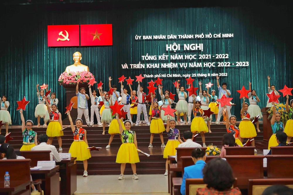 Các tiết mục văn nghệ chào mừng Hội nghị tổng kết năm học 2021-2022 và triển khai nhiệm vụ năm học 2022-2023. Ảnh: NGUYỆT NHI