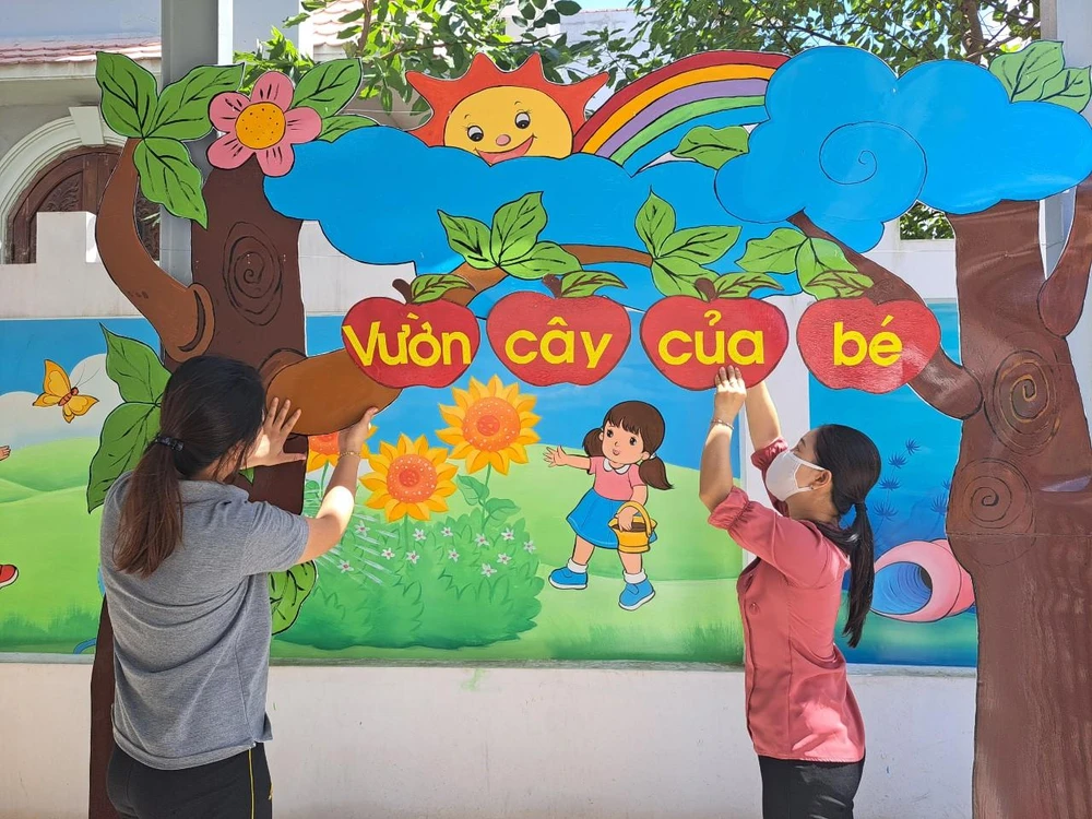 Các cô còn thiết kế vườn rau để các bé có thêm không gian vui chơi. Vườn cây của bé đã được hoàn thành trong một thời gian ngắn.