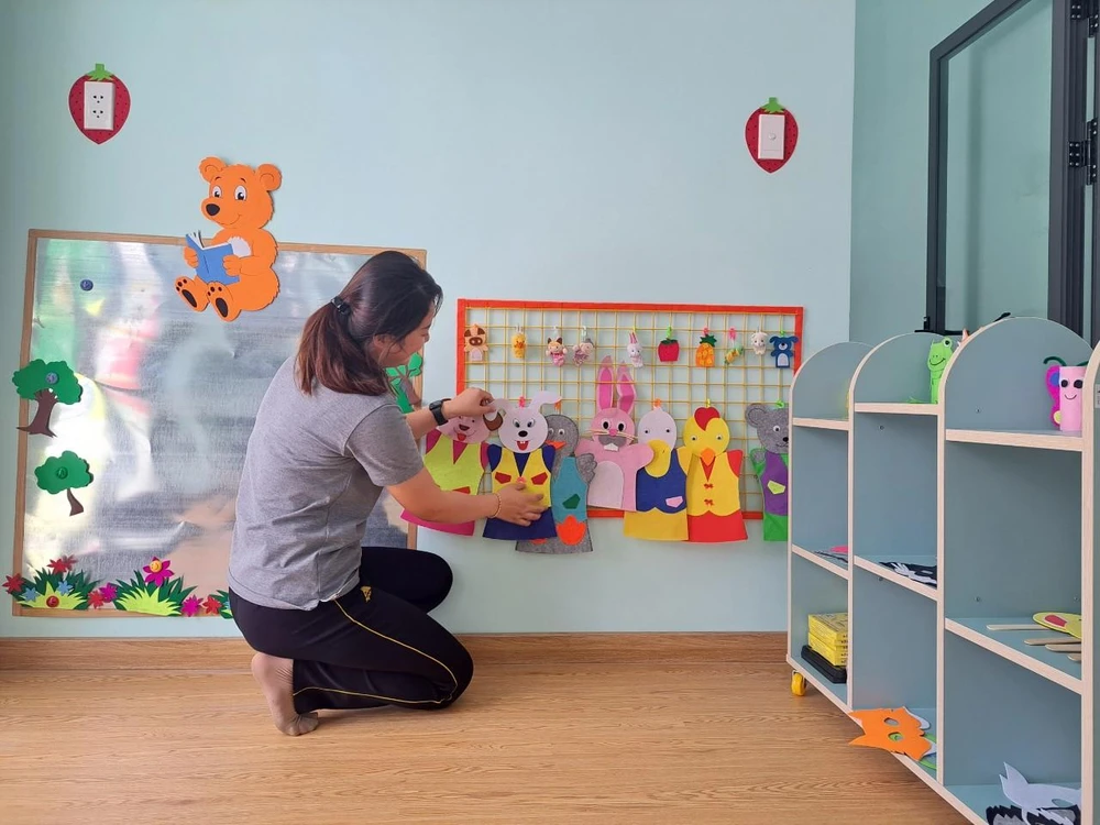 Các cô giáo dành thời gian trang trí lớp học, vệ sinh đồ chơi.