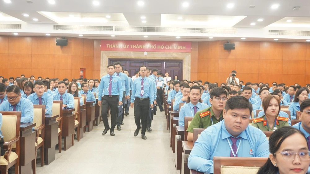 Đoàn thư ký và Ban thẩm tra tư cách đại biểu của Đại hội đại biểu Đoàn TNCS Hồ Chí Minh TP.HCM lần thứ XI. Ảnh: NGUYỄN QUYÊN