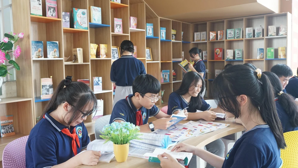 Khu trưng bày bao gồm khu vực triển lãm hình ảnh của Chủ tịch Hồ Chí Minh, khu vực trưng bày sách, đĩa, tư liệu liên quan đến Người... Tại đây, trường cũng bố trí bàn cùng những chiếc ghế nhỏ xinh để các em thuận tiện trong việc tìm hiểu và nghiên cứu.