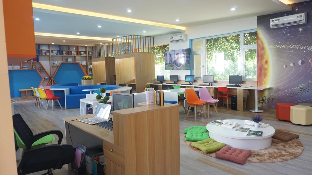 Với tâm niệm “Thư viện là trái tim của một ngôi trường”, nhân dịp này, trường THCS Cát Lái cũng đưa vào sử dụng Thư viện thông minh.