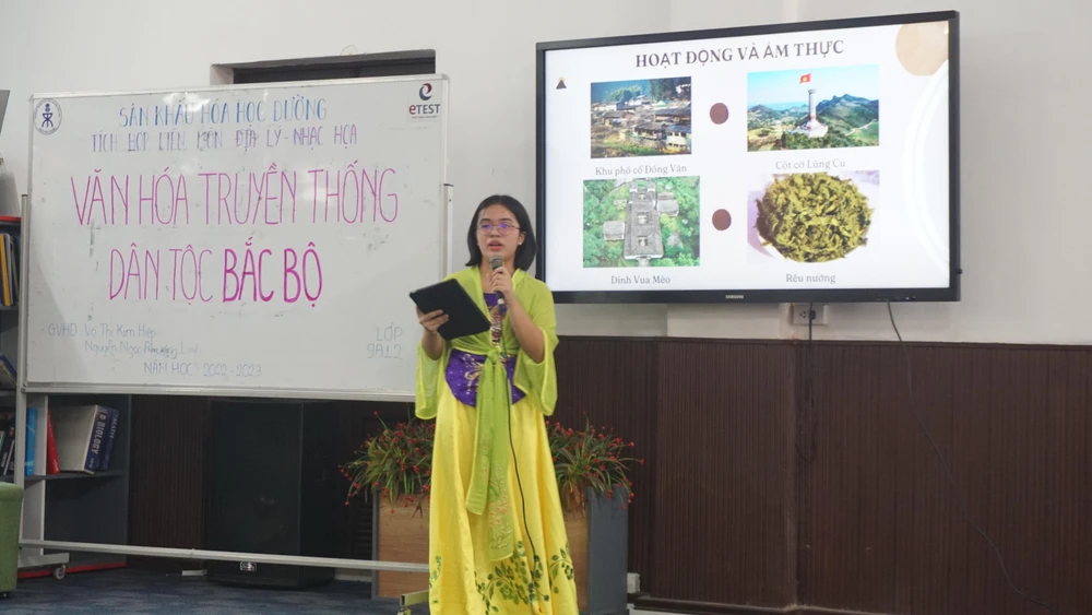 Học sinh thuyết trình về dân cư, xã hội vùng trung du miền núi Bắc Bộ. Ảnh: NGUYỄN QUYÊN