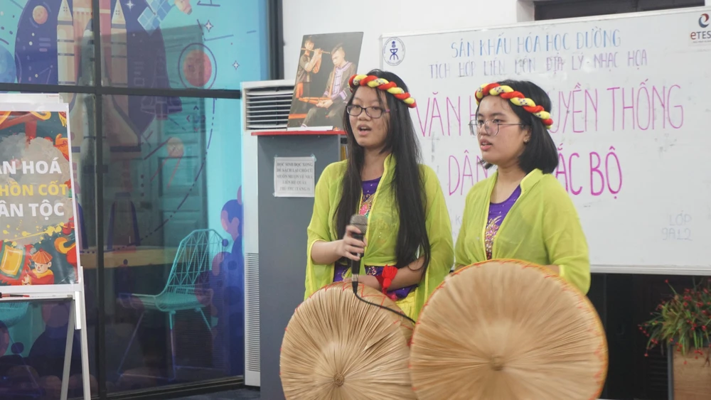 Tiết mục song ca "Bèo dạt mây trôi" do Phương Thy và Thuỵ Anh thể hiện. Ảnh: NGUYỄN QUYÊN