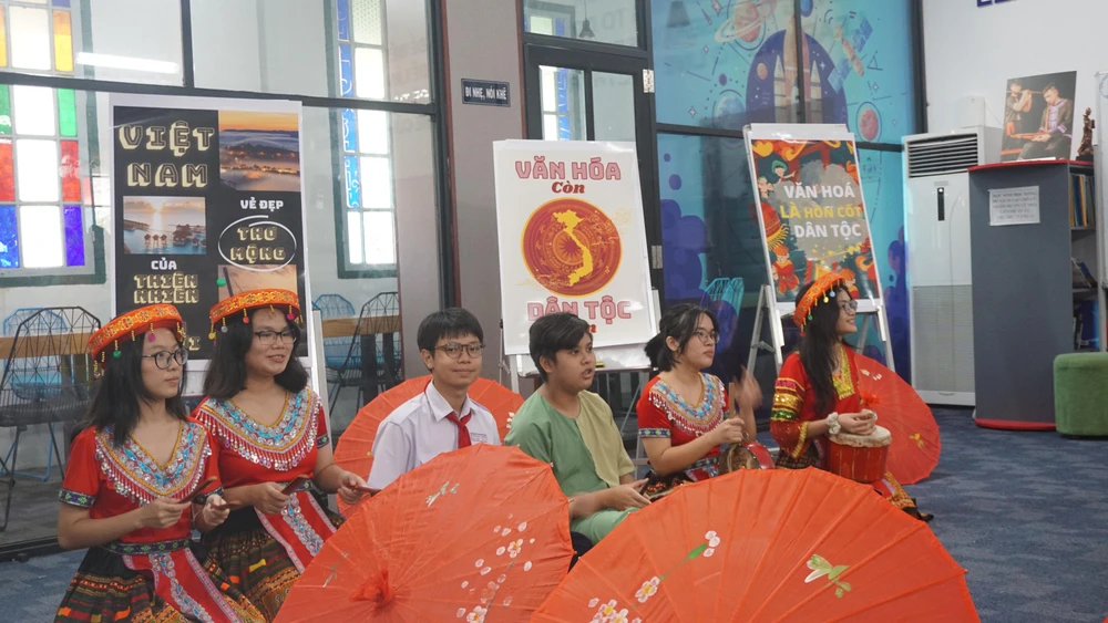 Nhóm đạo cụ hỗ trợ cho tiết mục hát đi cấy. Ảnh: NGUYỄN QUYÊN