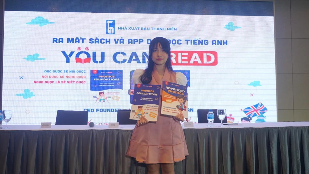 "Nhiều người sẽ nghi ngờ một cô bé 13 tuổi sao có thể viết sách. Tuy nhiên sau những gì em đã học hỏi cũng như kinh nghiệm trong 3 năm qua, cùng với sự hỗ trợ bác David Phan, em đã hoàn thành cuốn sách và mong nhận được sự đón nhận của mọi người", Jolie Mai nói. Ảnh: NGUYỄN QUYÊN