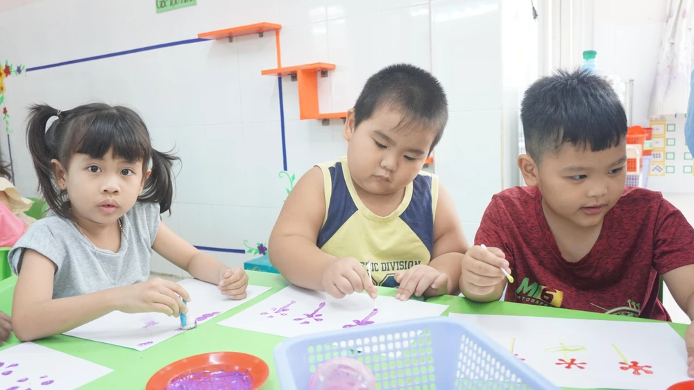 Các bé Trường Mầm non 30-4, quận Bình Tân trong một giờ học. Ảnh: NGUYỄN QUYÊN