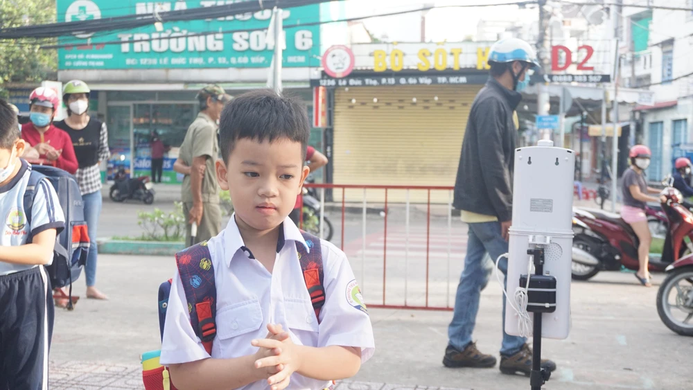 Dù lùi giờ vào học thêm 15 phút nhưng cổng Trường Tiểu học Lê Văn Thọ luôn mở lúc 6 giờ sáng để đón học sinh. Ảnh: NGUYỄN QUYÊN