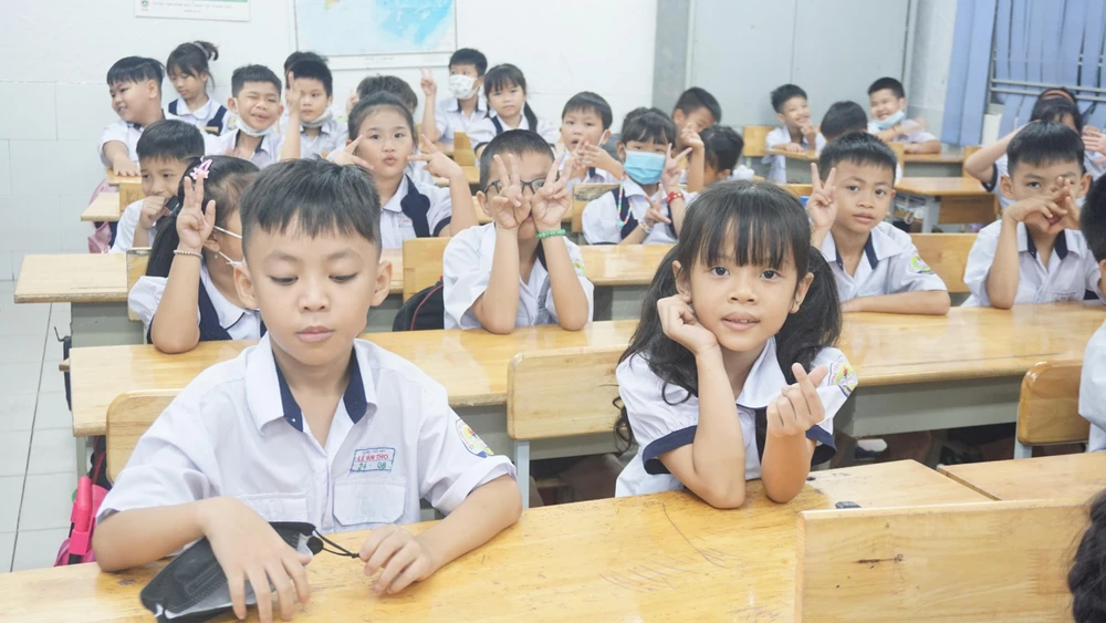 Vào học trễ hơn, học sinh có thêm thời gian ăn sáng, nạp năng lượng cho một ngày học thật hiệu quả. Ảnh: NGUYỄN QUYÊN