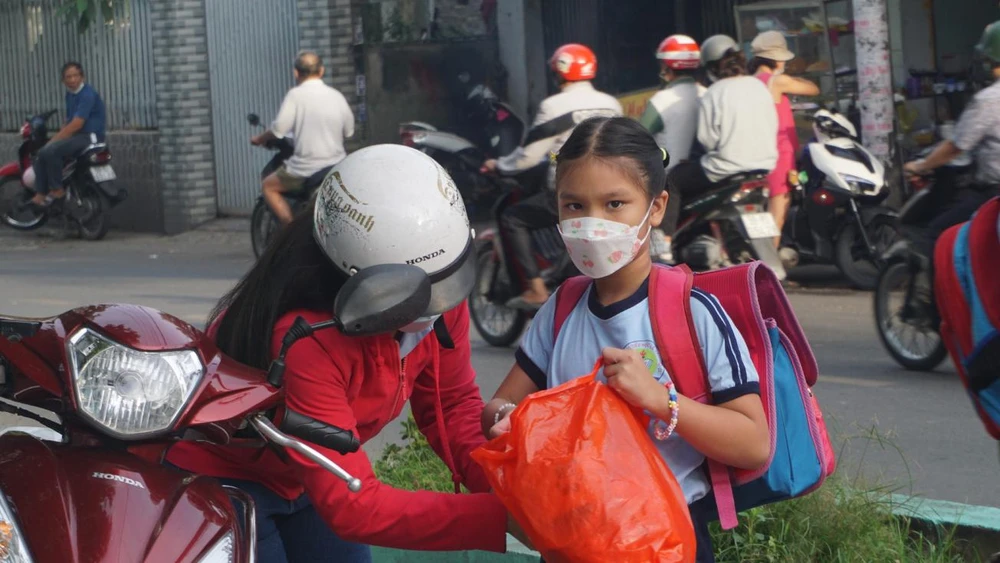 Học sinh Trường Tiểu học Lê Văn Thọ, Gò Vấp đã bắt đầu vào học tiết một lúc 7 giờ 30 từ ngày 31-10. Ảnh: NGUYỄN QUYÊN