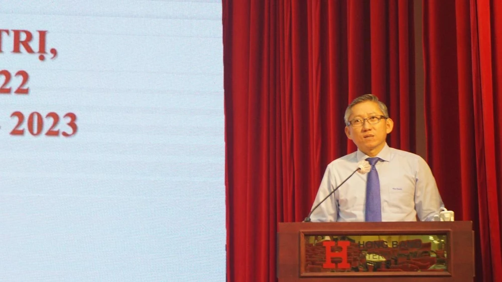 Ông Dương Trí Dũng, Phó Giám đốc Sở GD&amp;ĐT TP.HCM phát biểu chỉ đạo tại hội nghị sáng nay. Ảnh: NGUYỄN QUYÊN