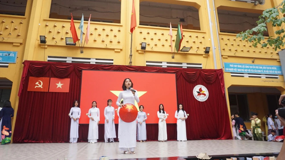 Học sinh trình diễn áo dài Việt Nam.