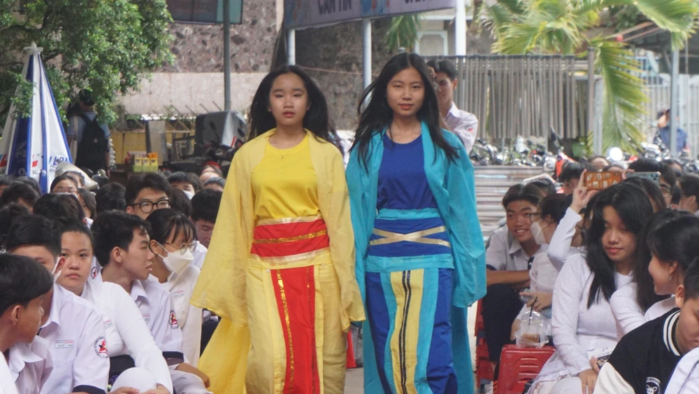 Những bộ trang phục do các em lên ý tưởng và tự may.