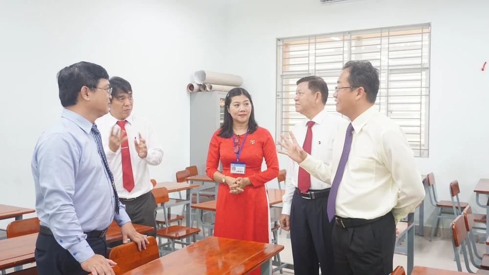 Đại biểu tham quan các phòng học. Ảnh: NGUYỄN QUYÊN