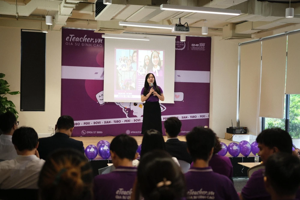 Phan Diễm Trinh chia sẻ câu chuyện của mình tại chương trình. Ảnh: BTC tôn vinh gia sư