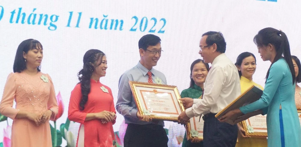 Bí thư Thành uỷ TP.HCM Nguyễn Văn Nên tặng bằng khen cho giáo viên đạt giải thưởng Võ Trường Toản lần thứ 25 năm 2022. NGUYỄN QUYÊN