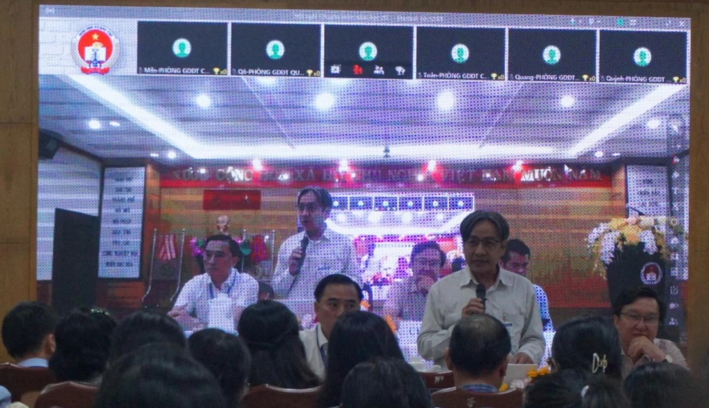 Ông Lê Duy Tân, Trưởng phòng Giáo dục Trung học, Sở GD&amp;ĐT phát biểu tại hội nghị. Ảnh: NGUYỄN QUYÊN