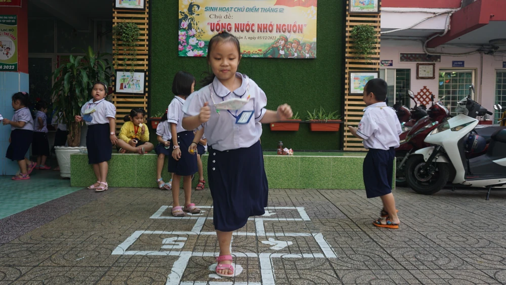 Học sinh háo hức chờ đến giờ ra chơi để chơi các trò chơi dân gian. Ảnh: NGUYỄN QUYÊN