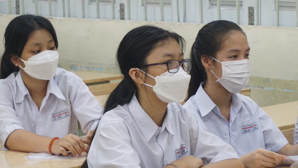 Học sinh tham dự kỳ thi tuyển sinh vào lớp 10 năm học 2022-2023. Ảnh: NGUYỄN QUYÊN