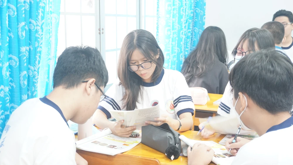 Học sinh lớp 10 Trường THPT Nguyễn Hữu Cầu, huyện Hóc Môn trong 1 tiết học. Ảnh: NGUYỄN QUYÊN