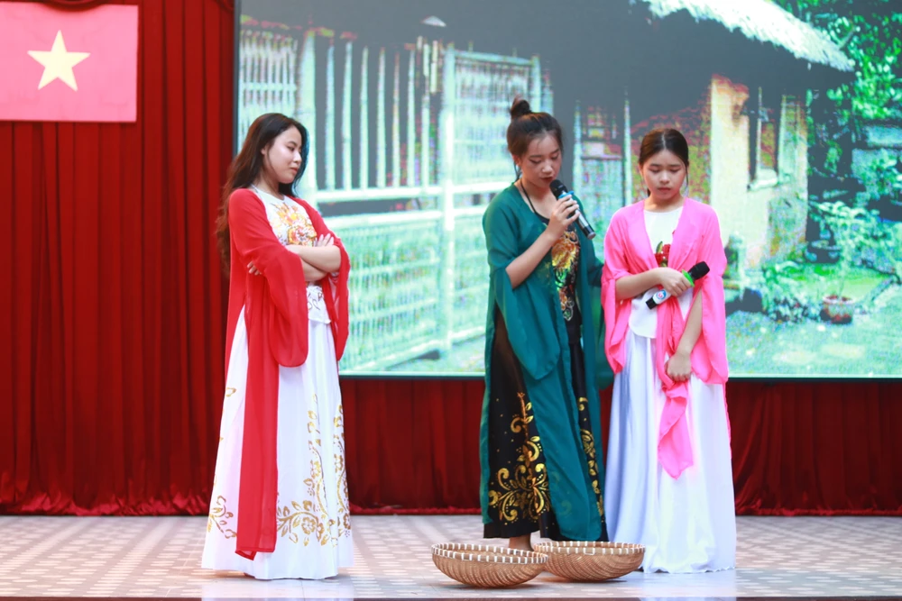 Trường THPT Ten Lơ Man, quận 1 đổi mới việc dạy và học văn qua hình thức sân khấu hóa. Ảnh: NTC