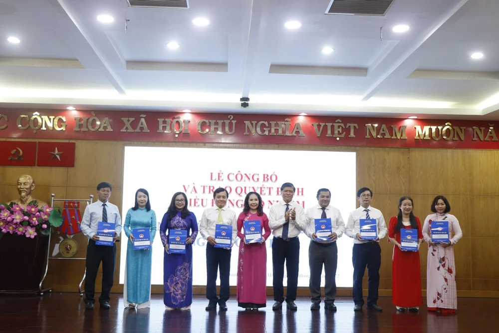 Trao quyết định điều động, bổ nhiệm cán bộ quản lý