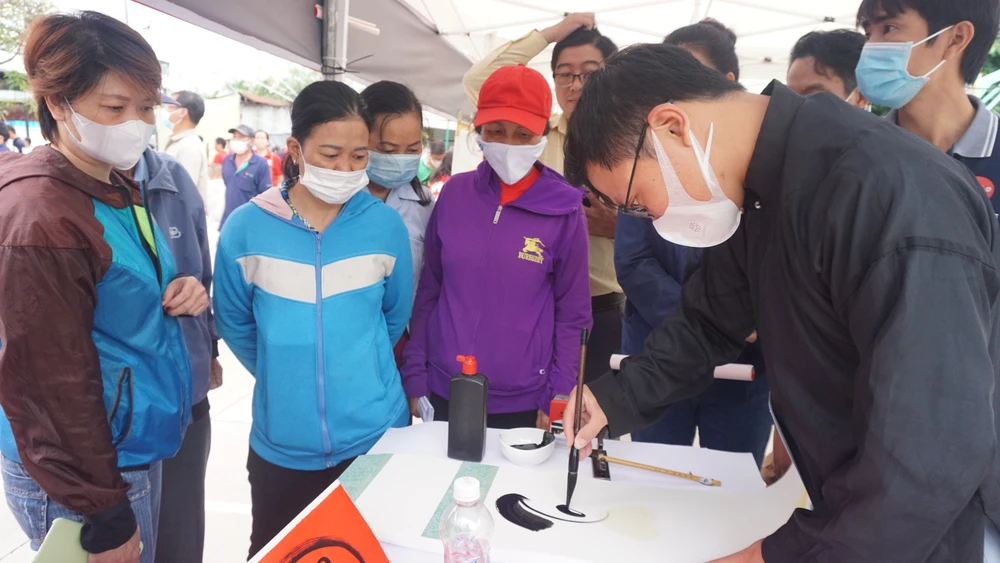 Ấm áp “Chợ tết 0 đồng” dành cho người khó khăn