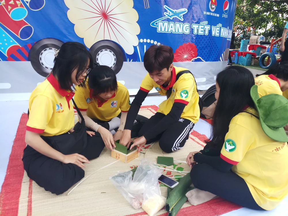 Gói hơn 4000 chiếc bánh chưng dành tặng người khó khăn.