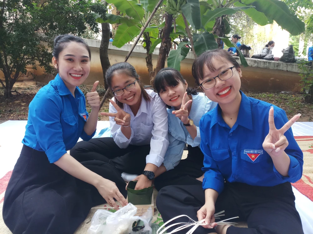 Gói hơn 4000 chiếc bánh chưng dành tặng người khó khăn.