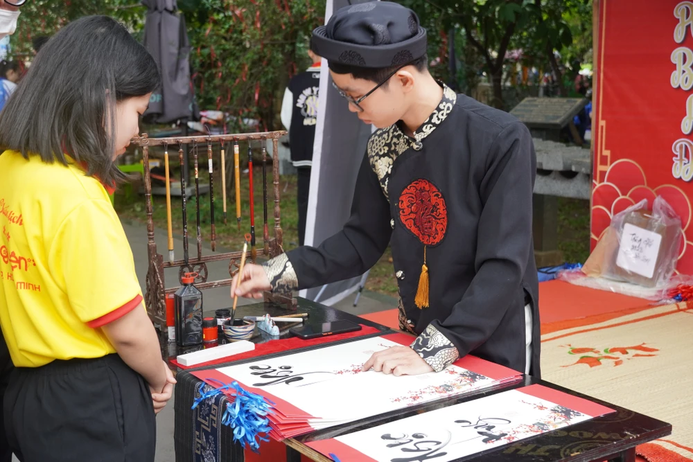 Gói hơn 4000 chiếc bánh chưng dành tặng người khó khăn.