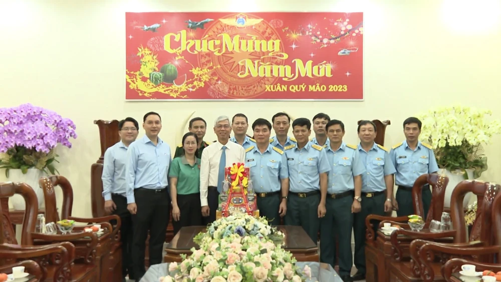Phó Chủ tịch UBND TP.HCM Võ Văn Hoan thăm và chúc Tết Sư đoàn không quân 370. Ảnh: TRẦN MINH Phó Chủ tịch UBND TP.HCM Võ Văn Hoan thăm và chúc Tết Sư đoàn không quân 370. Ảnh: TRẦN MINH